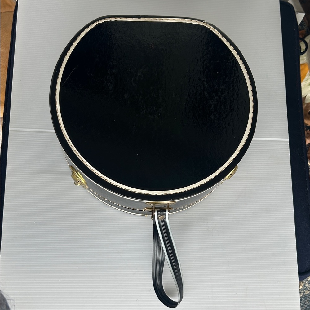 Vintage Black and White Travel Bag Set - Picture 10 of 14